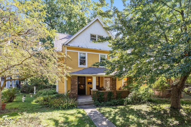 view of front of home featuring a front lawn and covered porch