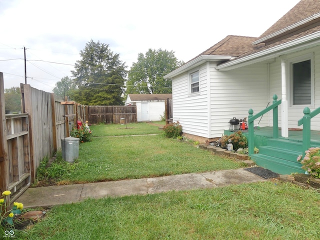 view of yard featuring a shed