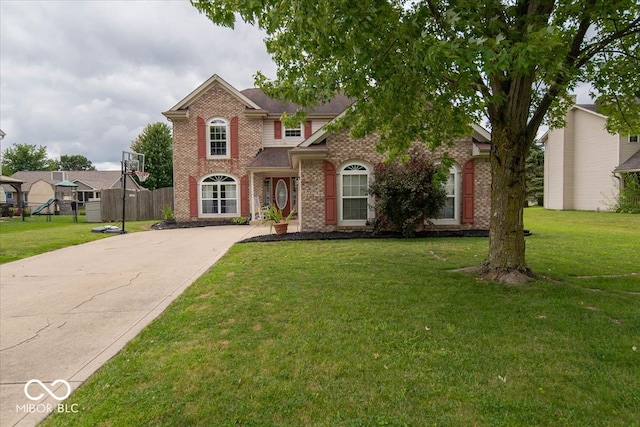 view of front facade featuring a front lawn