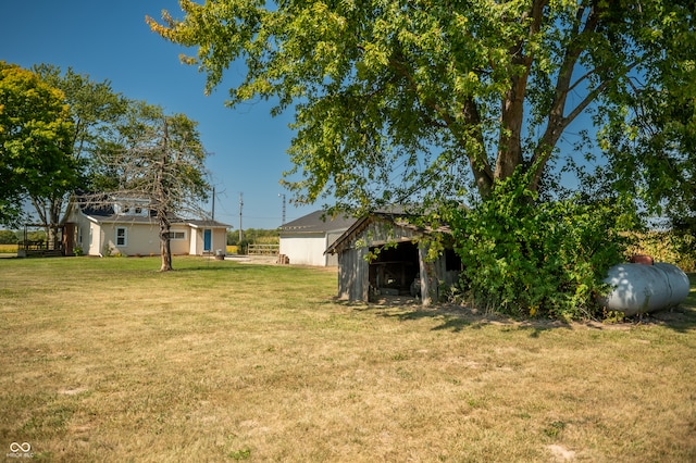 view of yard featuring an outbuilding