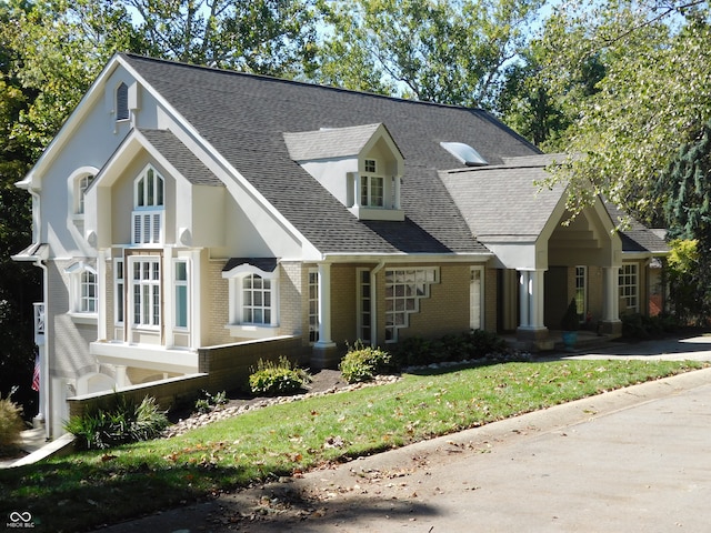 view of front facade featuring a front yard