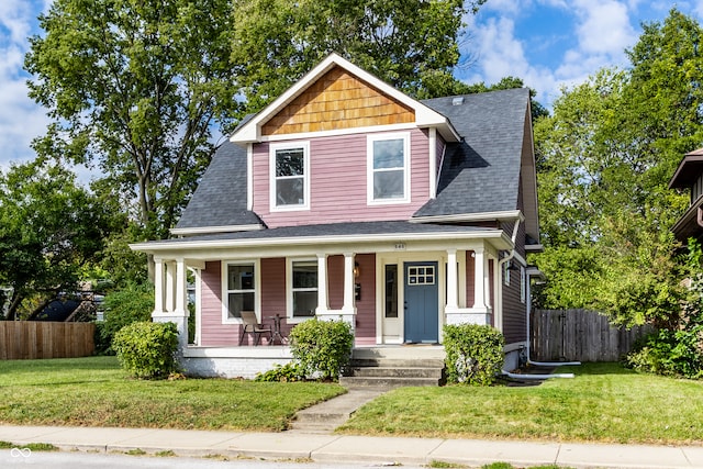 view of front facade featuring a front lawn and a porch