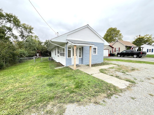 bungalow featuring a front lawn