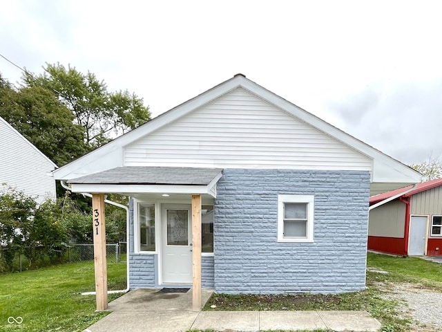 view of front facade with a front lawn