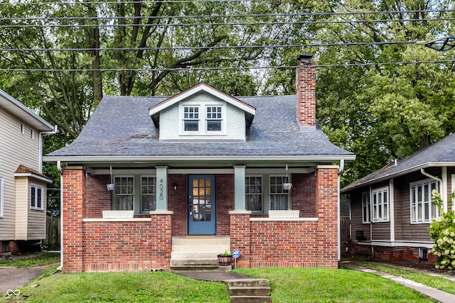 view of front of property featuring a front yard