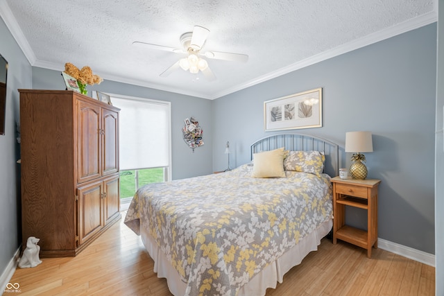 bedroom featuring light wood-type flooring, crown molding, a textured ceiling, and ceiling fan