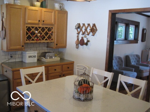 kitchen featuring decorative backsplash