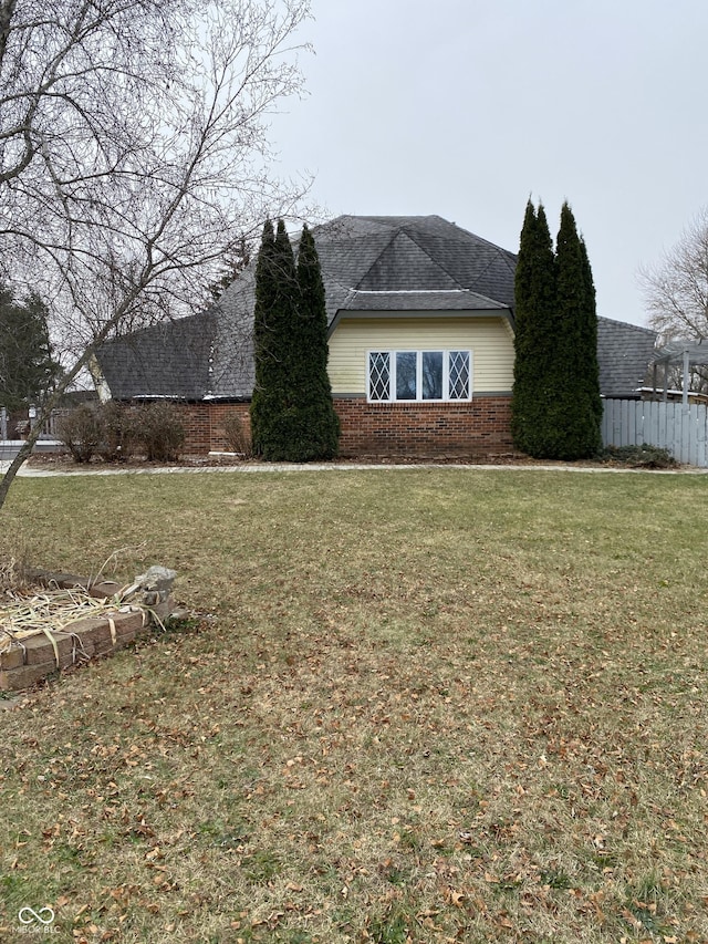 view of side of property featuring a lawn