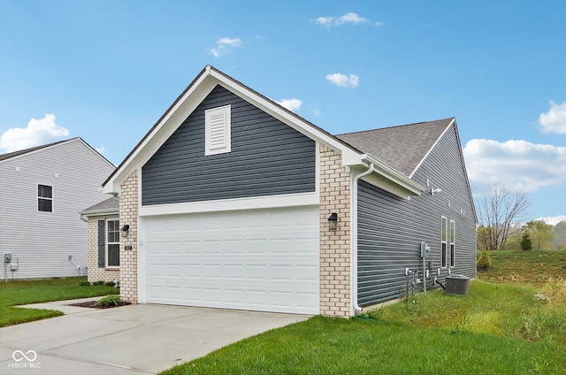 view of front of house featuring a garage, central AC unit, and a front yard