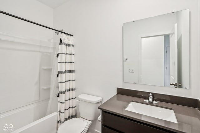 full bathroom with shower / tub combo with curtain, vanity, and toilet