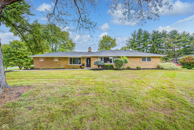 ranch-style home featuring a front lawn