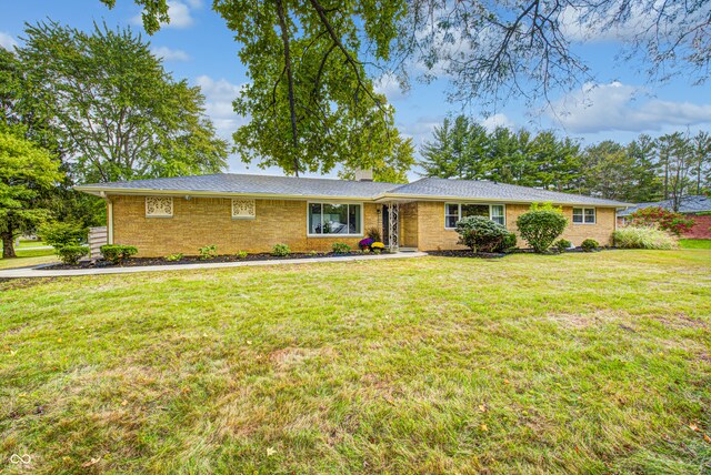 ranch-style home featuring a front lawn