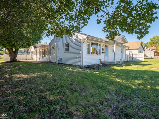 view of front facade with a front lawn