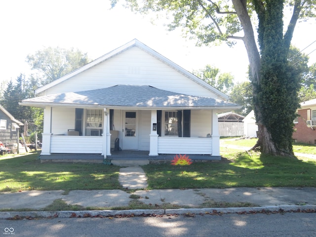 view of front facade featuring a front lawn and covered porch