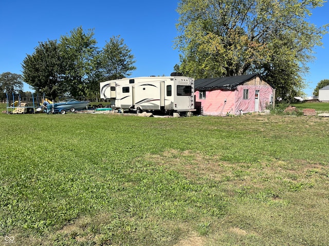 view of yard featuring a storage unit