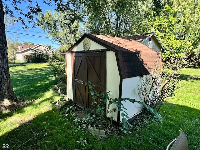 view of outdoor structure featuring a yard