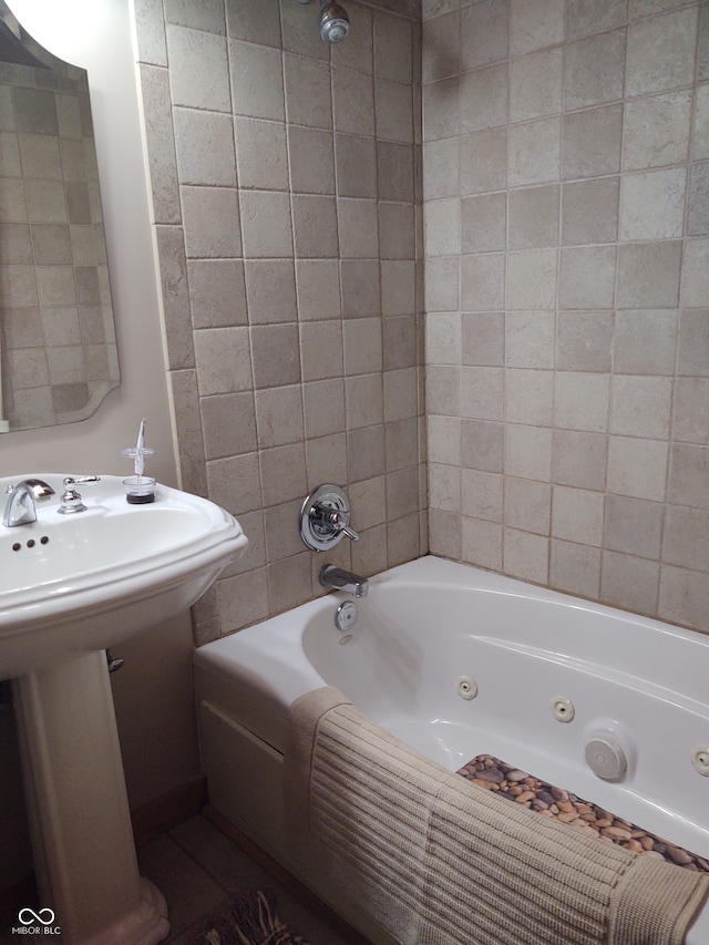 bathroom with tiled shower / bath