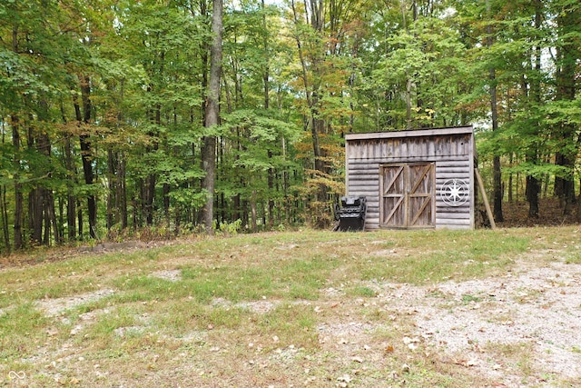 view of yard featuring a storage unit