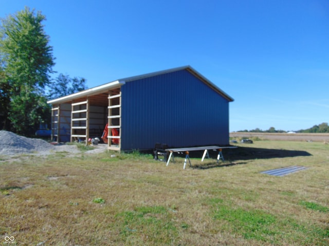 view of outdoor structure with a yard