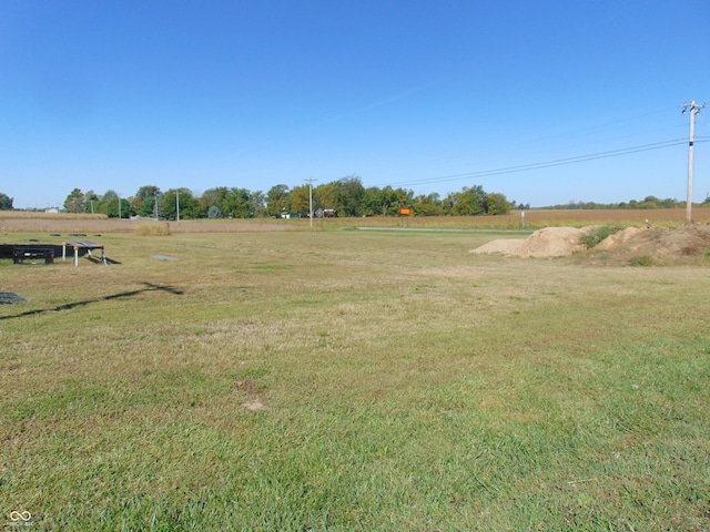 view of yard featuring a rural view