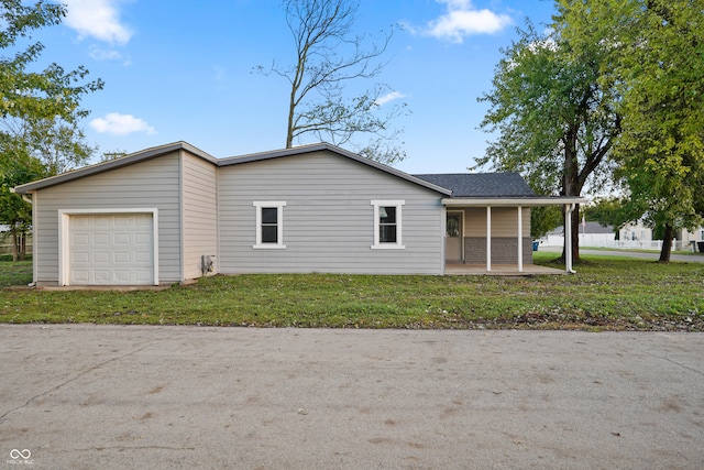 view of front of home featuring a garage and a front yard