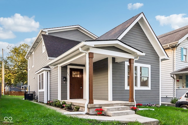 view of front facade featuring a front lawn and a porch