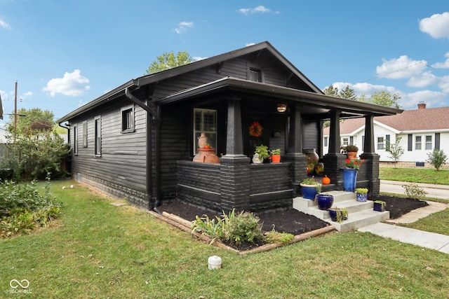 bungalow featuring a front lawn