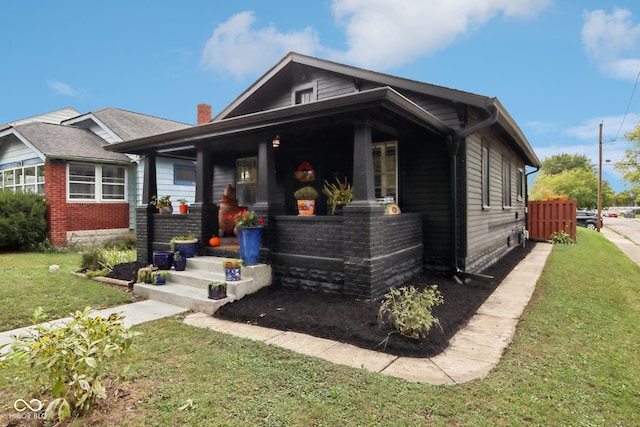 view of front facade featuring a front lawn