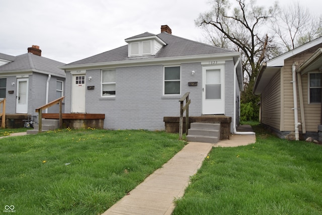 bungalow featuring a front lawn