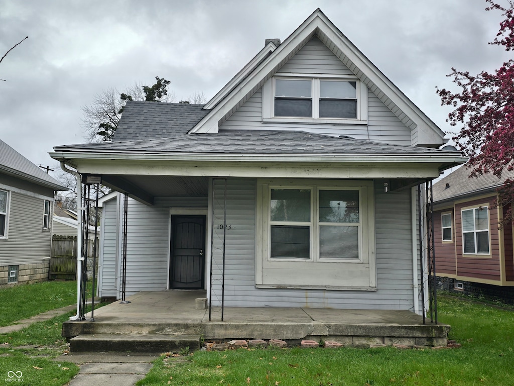 bungalow featuring a front lawn and covered porch