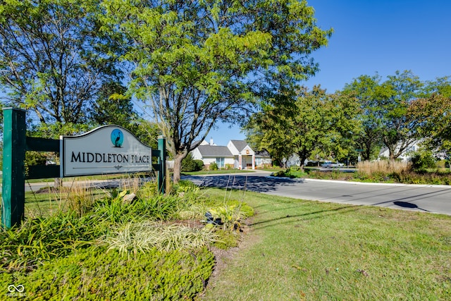 community sign with a lawn