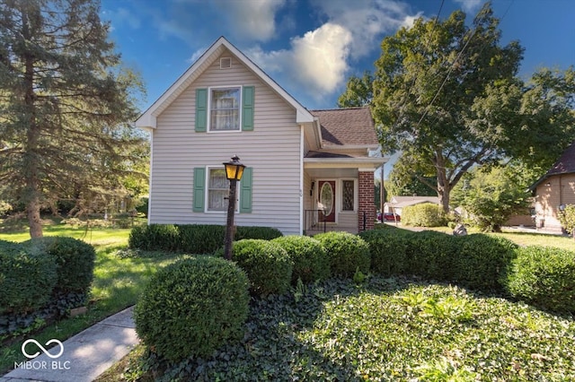 view of front property featuring a front lawn