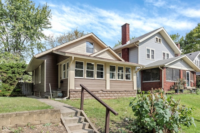 view of front of property featuring a front lawn