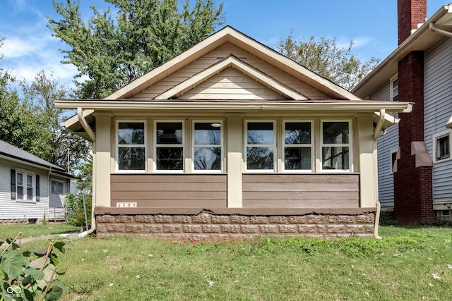 view of side of property featuring a yard