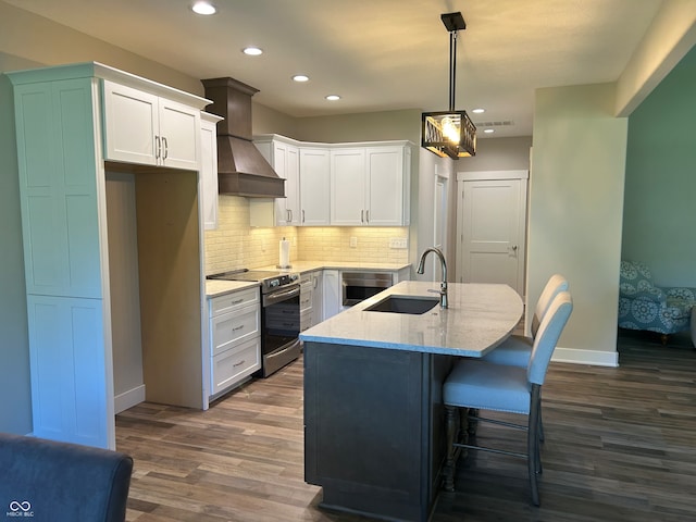 kitchen featuring hanging light fixtures, stainless steel electric stove, white cabinetry, dark hardwood / wood-style flooring, and sink