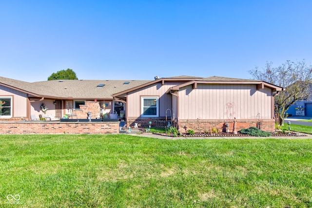 single story home featuring a front yard