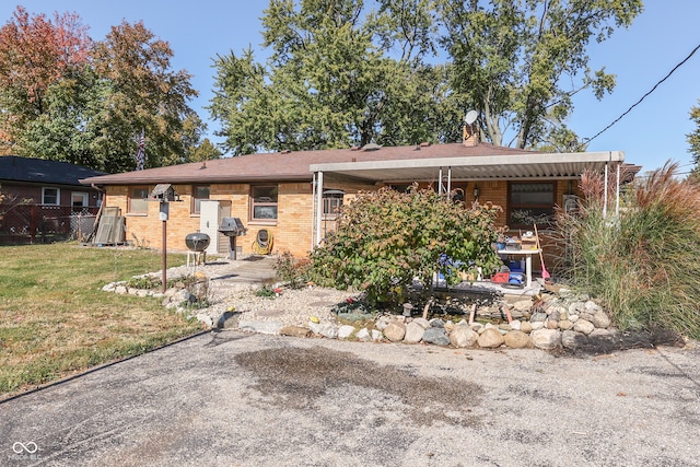 view of front of house featuring a front yard