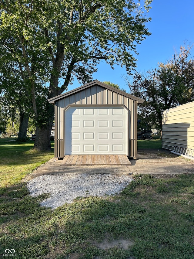 garage featuring a lawn