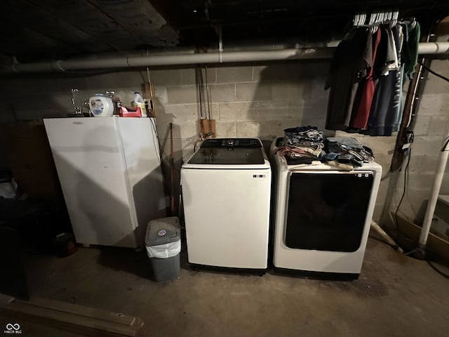 washroom with washer and clothes dryer