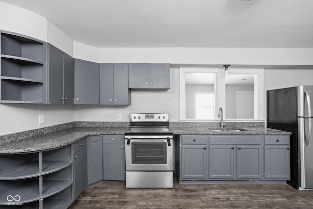 kitchen featuring appliances with stainless steel finishes, sink, dark hardwood / wood-style floors, and gray cabinets