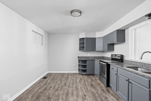 kitchen with gray cabinets, stainless steel electric stove, dark wood-type flooring, and sink