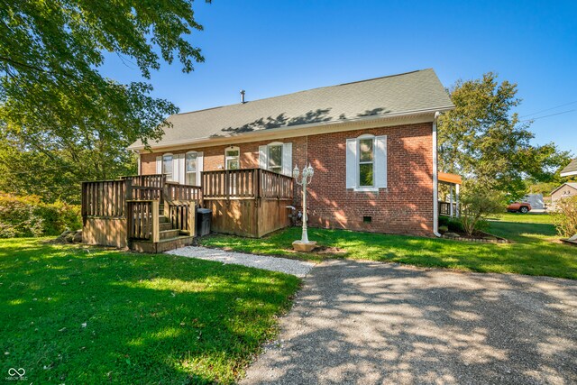 view of front of property featuring a wooden deck and a front yard