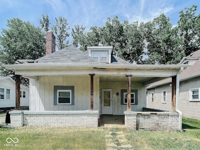 view of front of property with a front lawn