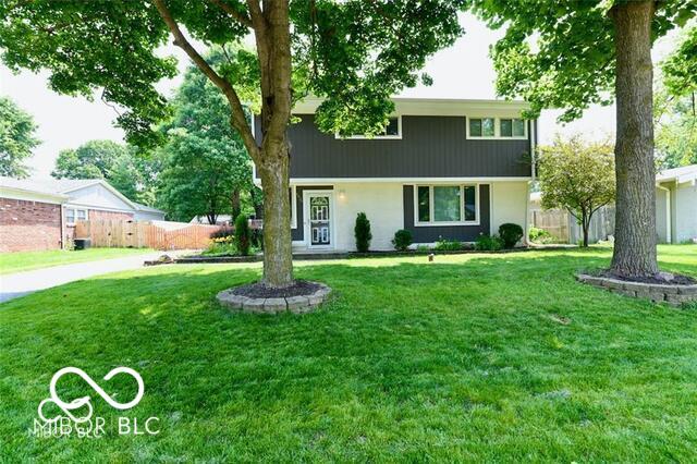 view of front of home featuring a front lawn