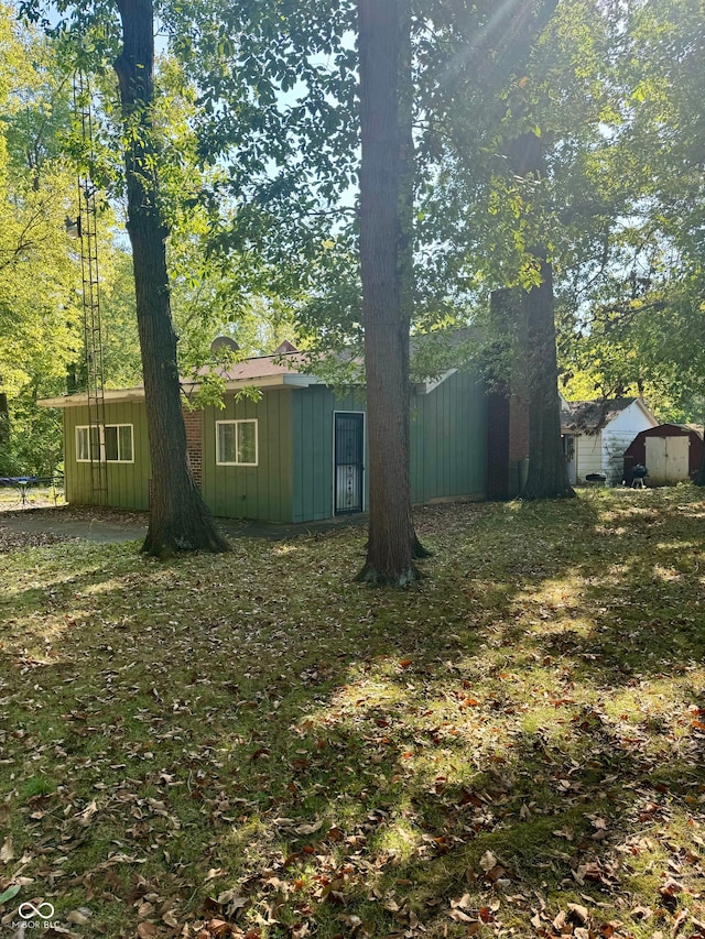 view of yard featuring a storage unit