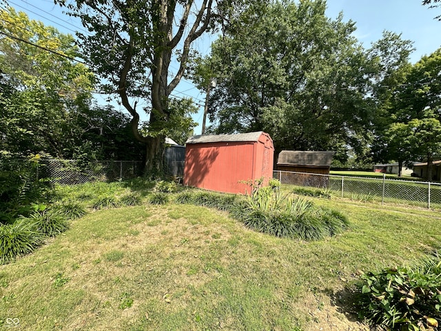 view of yard featuring a storage unit