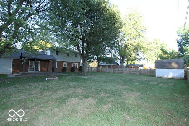 view of yard with a storage unit