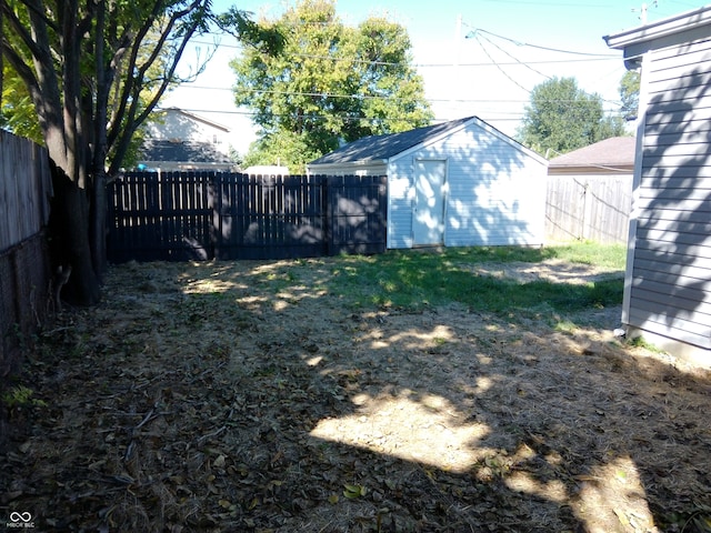 view of yard featuring a storage shed