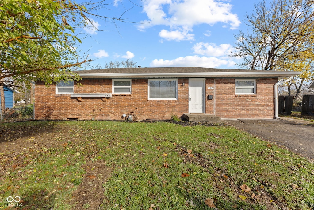 single story home with a front lawn