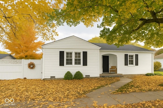 610 E Morgan St, Martinsville, IN 46151 - view of front of property featuring fence